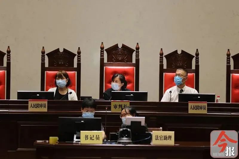 广西一民办小学校长未获征地拆迁补偿,状告政府!区长出庭应诉,结果来了【930新闻眼】