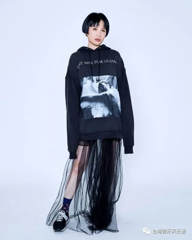 徐佳莹北流「带球」开唱,携手魏如萱交流妈妈经