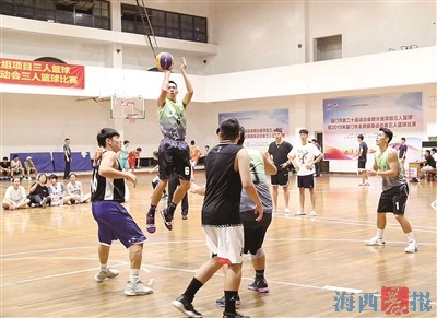 粉丝节期间 逛“爱心集市” 跟教练学健身