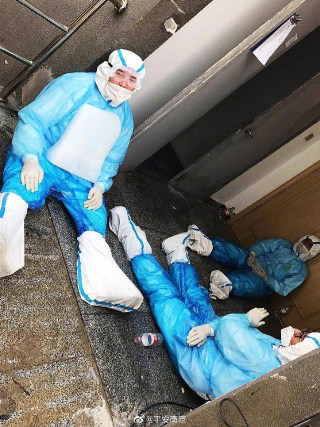 防疫人员抱着冰块降温 致敬高温战疫中的卫士