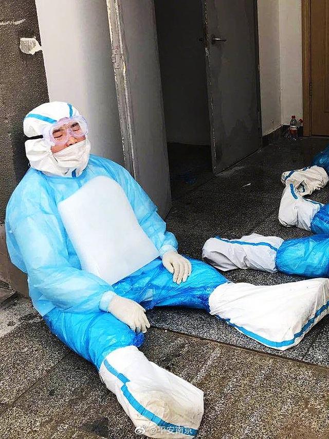 防疫人员抱着冰块降温 致敬高温战疫中的卫士