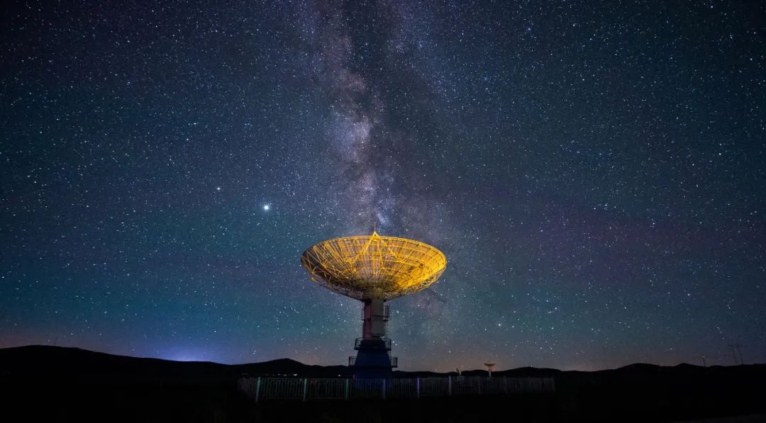 明安图观测基地拍摄的星空 连振/摄