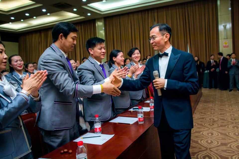 “拜师会”上,学员要穿统一式样的礼服,右为陈安之。 图片来自网络