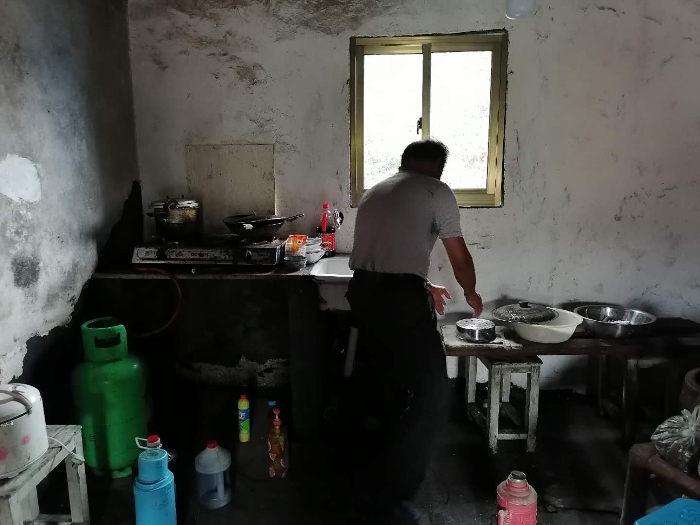 岑刚灿的父母感情不好,父亲独自住在高处的破屋里。