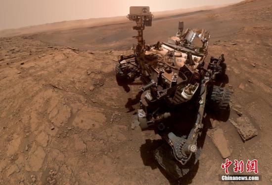美国国家航空航天局(NASA)公布了“好奇”号火星车“激动人心的”自拍。这张照片事实上由57张单独的照片构成,它们被拼接在一起以记录这一对探测器来说的重要时刻。图片来源:视觉中国