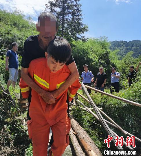 湖南衡阳各路警力奋战70余小时救出误入深山游客