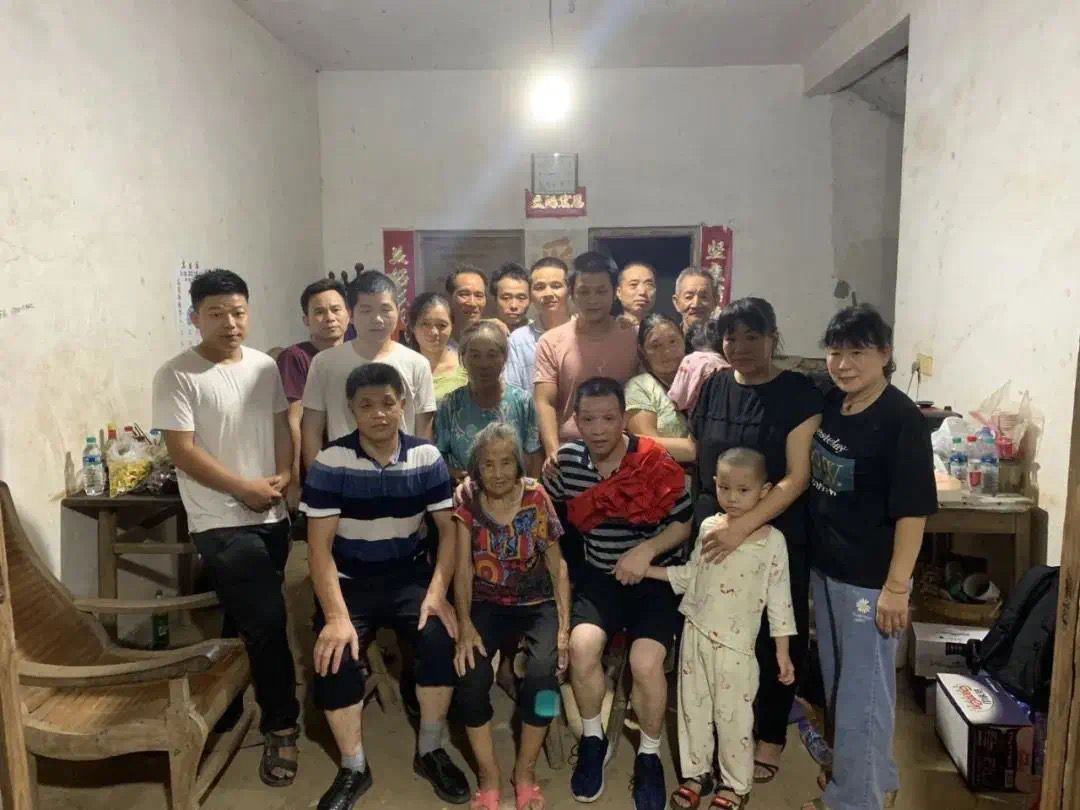 8月4日,张玉环回家后与家人合拍全家福。宋小女因住院,和大儿子未能到场。新京报记者 张胜坡 摄