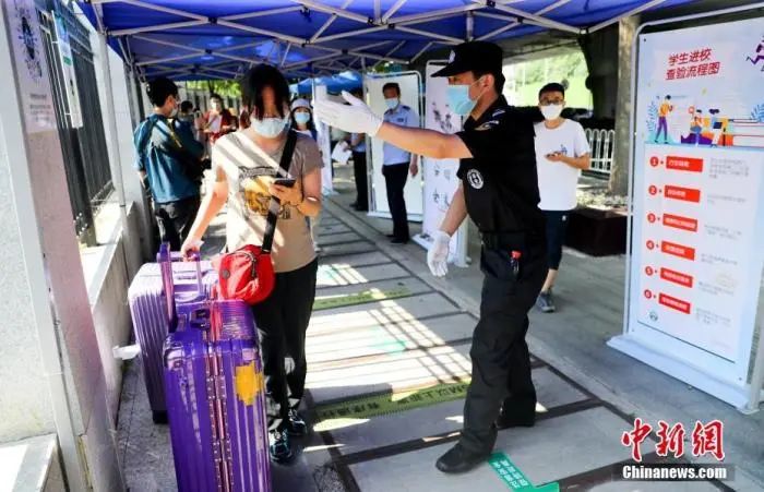 资料图:6月8日,湖北武汉,武汉大学的返校门生进入校园。中新社记者 张畅 摄