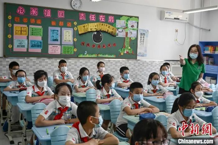 资料图:小门生佩带口罩返校复课。张兴龙 摄