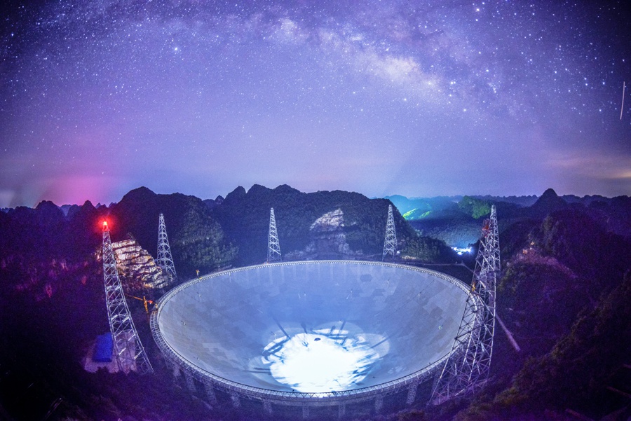 星空下的中国天眼(岑龙武 摄)