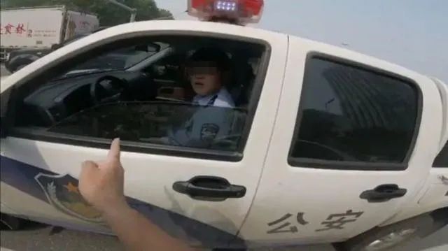 中青报:拦停警车训斥违法警察 法治需要勇敢的“刺头”
