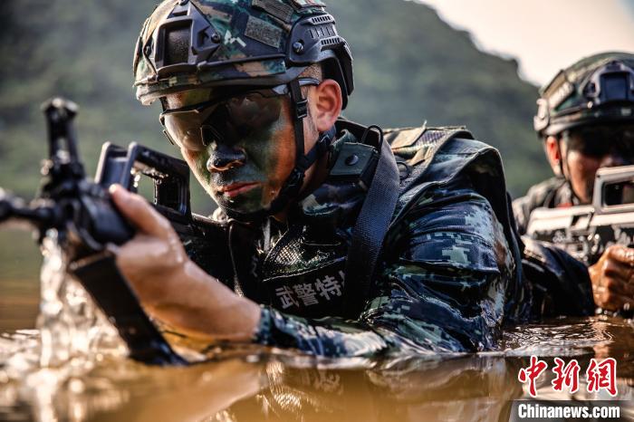武警官兵通过水域隐蔽潜入敌后方。 张宸硕 摄