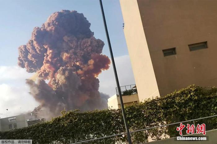 当地时间8月4日下午6时左右,黎巴嫩首都贝鲁特港口区发生巨大爆炸,多栋房屋受损,玻璃被震碎,天空升起粉色蘑菇云和浓烟。