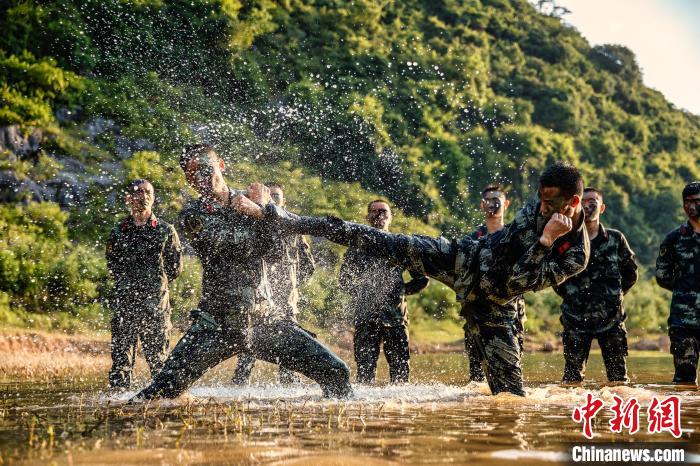 武警官兵进行水上擒敌对抗训练,磨砺勇于厮杀的血性意志。 张宸硕 摄