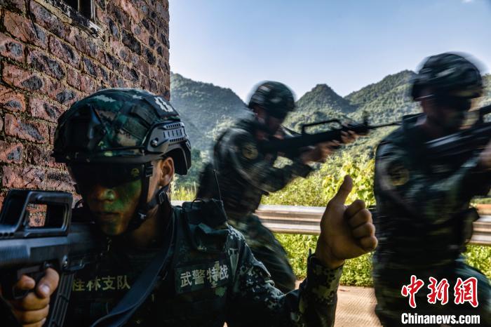 武警官兵开展野外驻训,锤炼官兵实战技法。 张宸硕 摄