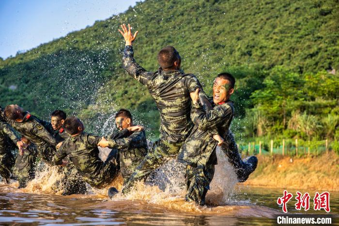 武警官兵在水上实打实贴身肉搏,考验实战本领。 张宸硕 摄