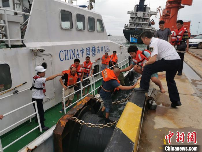 货船在广西北部湾海面起火 11名船员遇险获救
