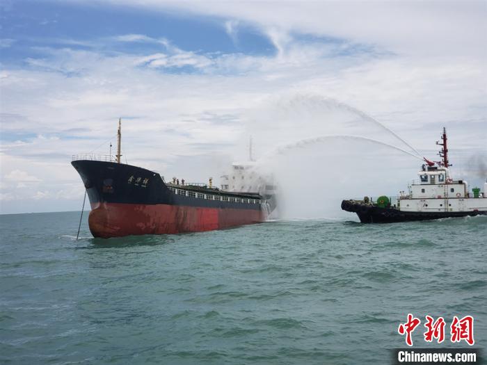 货船在广西北部湾海面起火 11名船员遇险获救