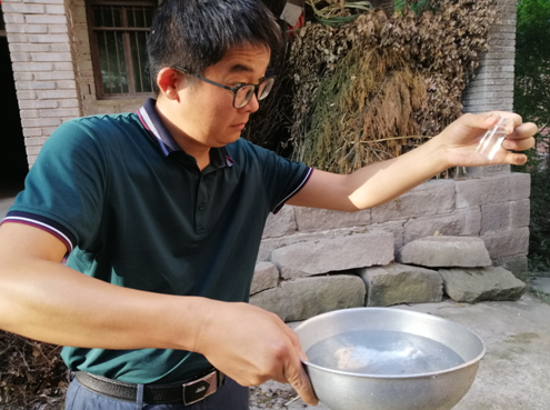 检测员抽检忠县磨子乡石梯村农户家中的水质浊度重庆市水利局供图