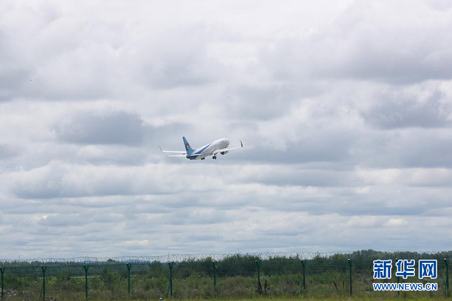图为8月6日在扎兰屯成吉思汗机场腾飞的河北航空公司波音737-800客机。新华网记者焦鹏摄