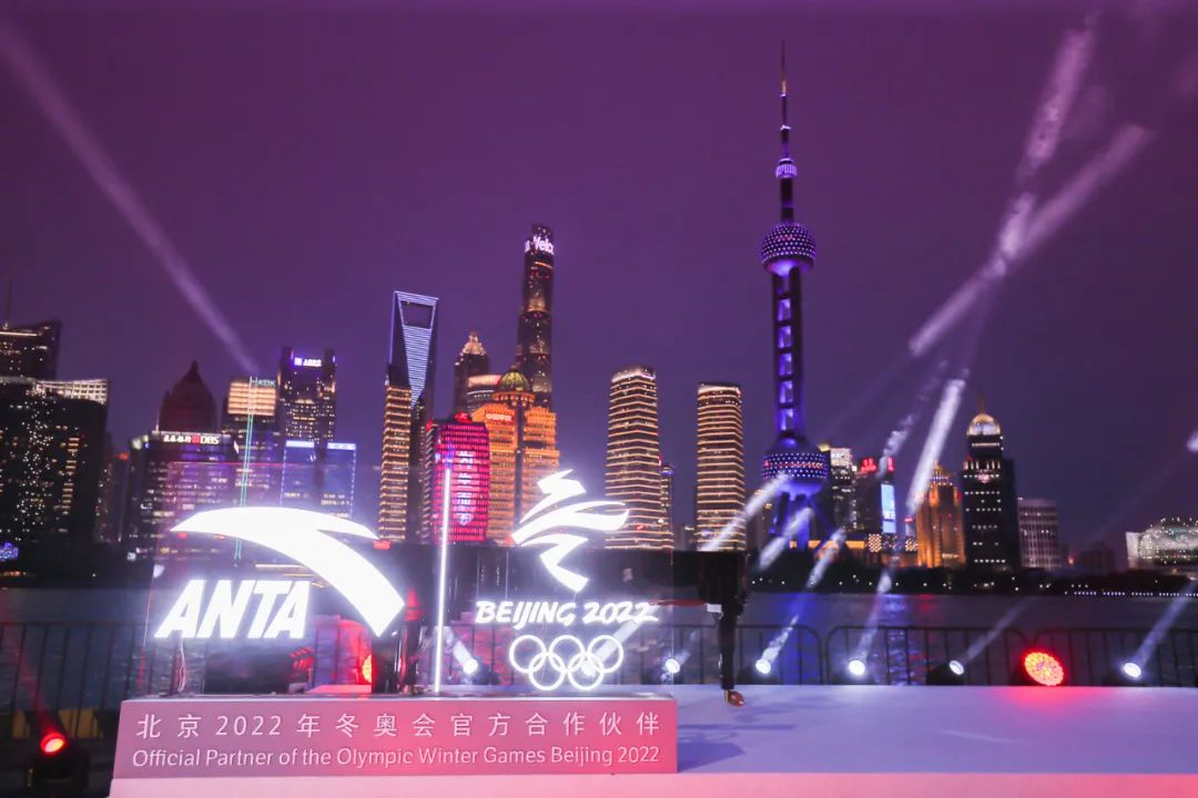 "中国代表团第一次穿着印有安踏logo的队服,参加国际重大体育赛事.