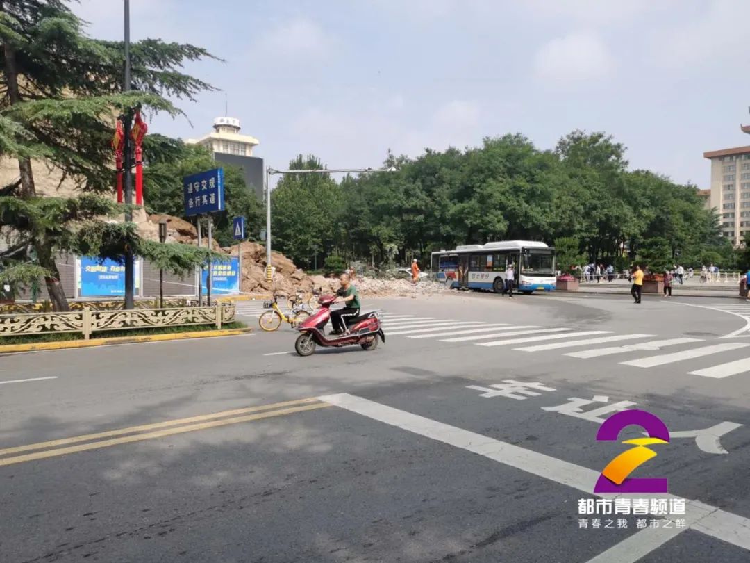 西安明秦王府一处城墙坍塌:多车受损 消防正救援(图)