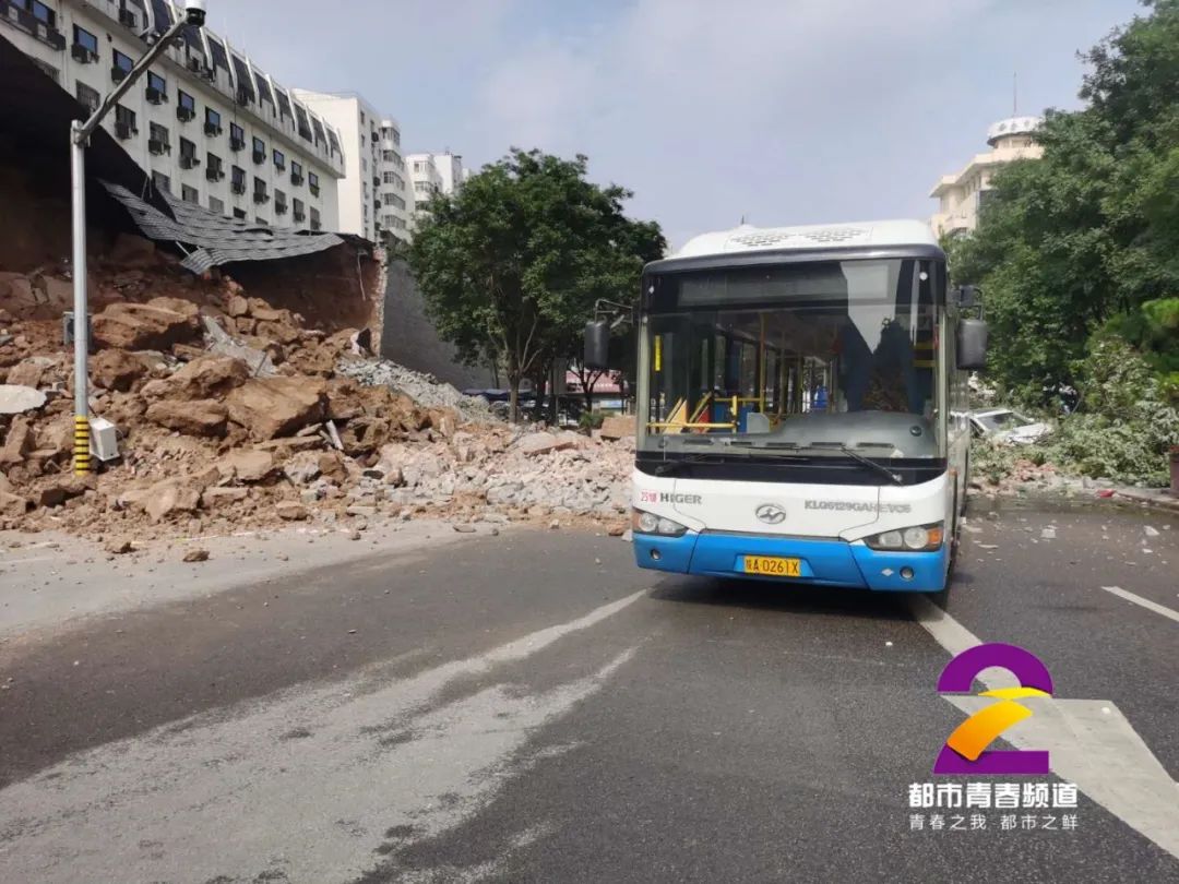 西安明秦王府一处城墙坍塌:多车受损 消防正救援(图)