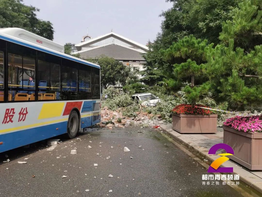 西安明秦王府一处城墙坍塌:多车受损 消防正救援(图)