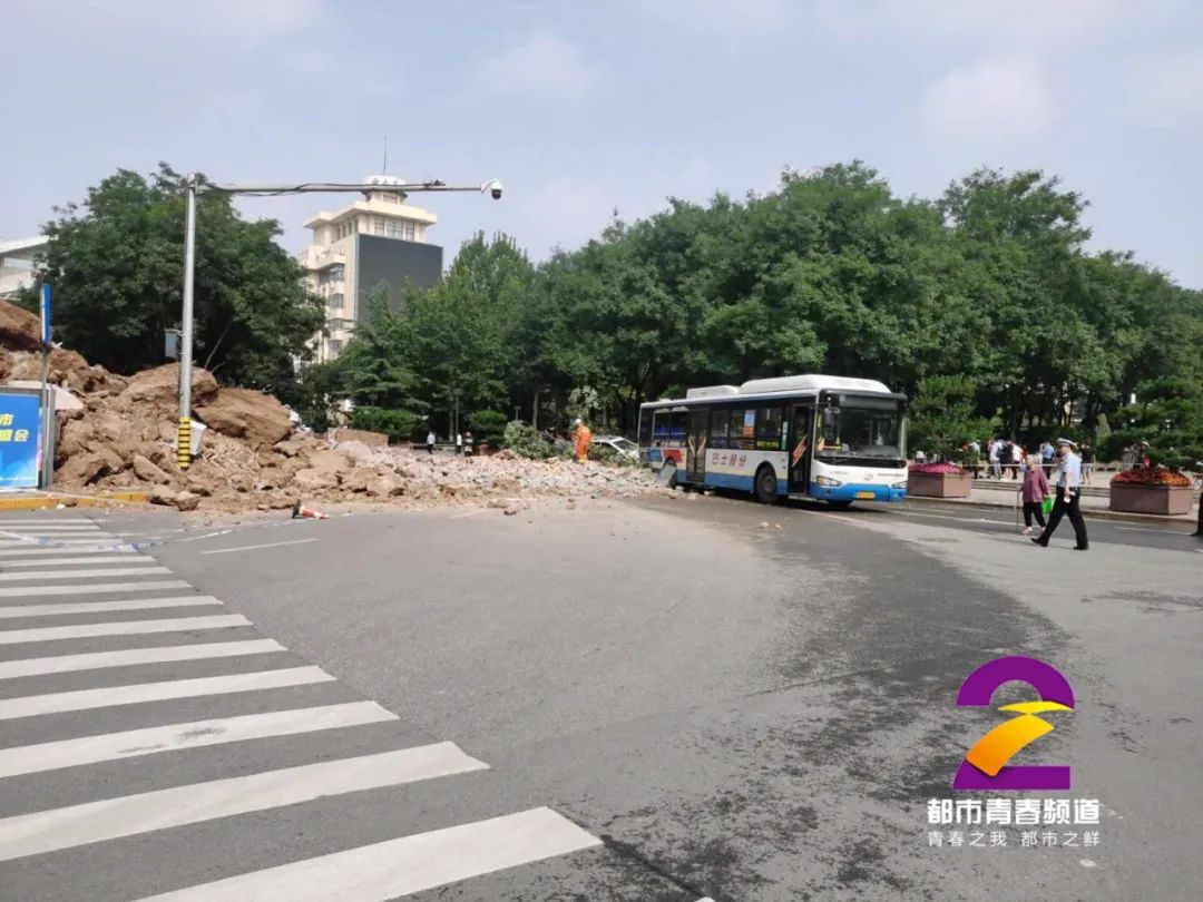 西安明秦王府一处城墙坍塌:多车受损 消防正救援(图)