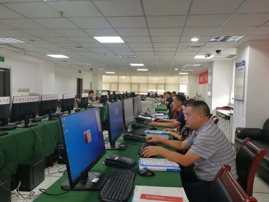 工作组职员各司其职重庆市教诲测验院供图