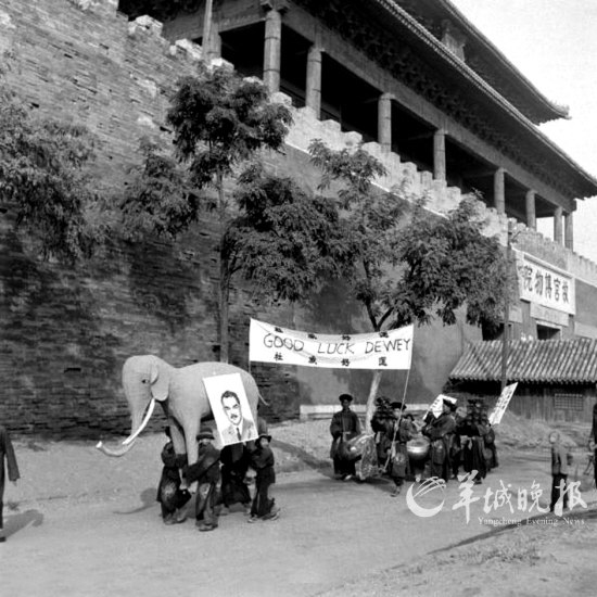 1948年北平“杜威助选”游行,图源:羊城晚报