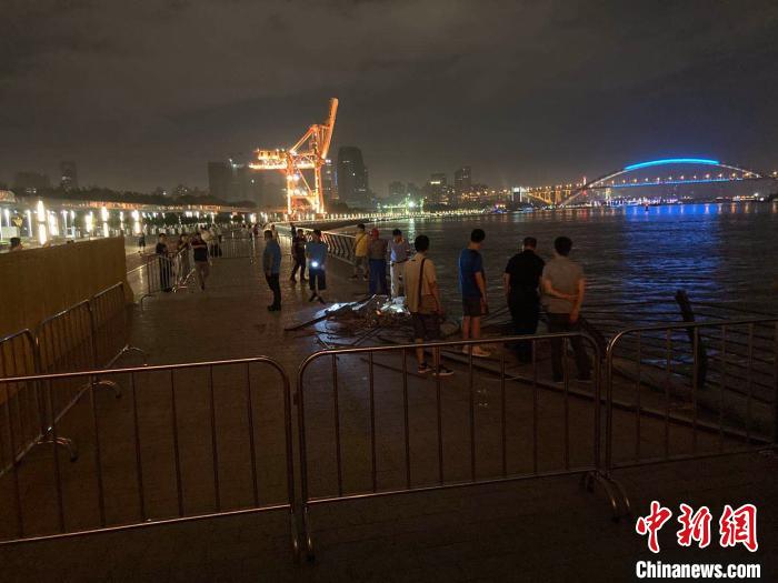 上海黄浦江一船只因操作不当撞上滨江码头岸线