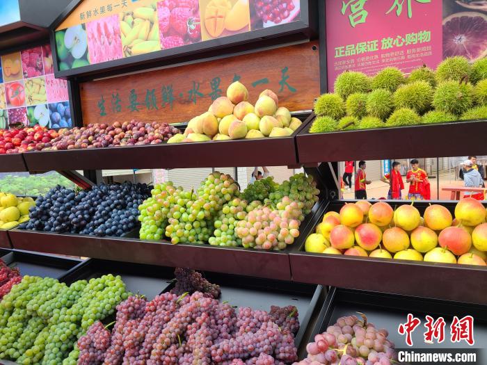 图为2020年安宁禄脿街道葡萄展销会现场展示的葡萄和其他蔬果。　韩帅南 摄