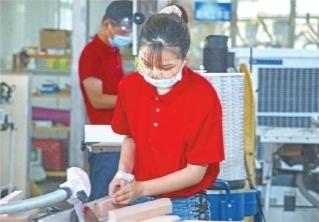 一米高桌子误差仅0.5毫米 00后女孩逐鹿世界木匠冠军