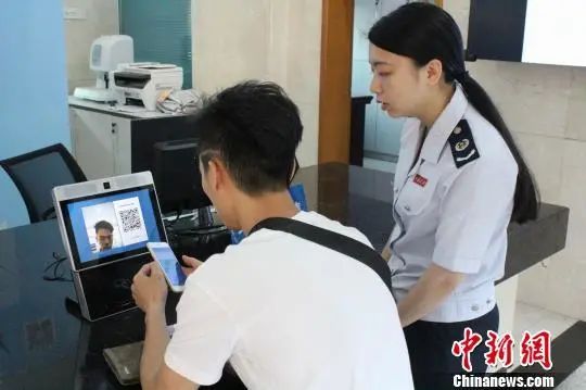 资料图:一纳税人在摄像头前进行实名信息采集 马敬 摄