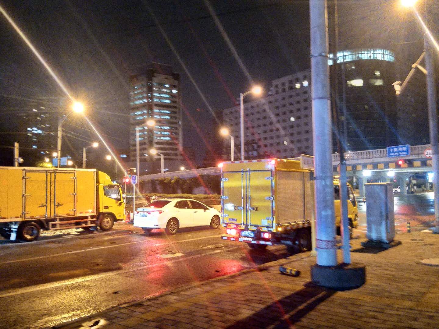 北京突降雷阵雨十里河桥一带出现积水 交通现已恢复