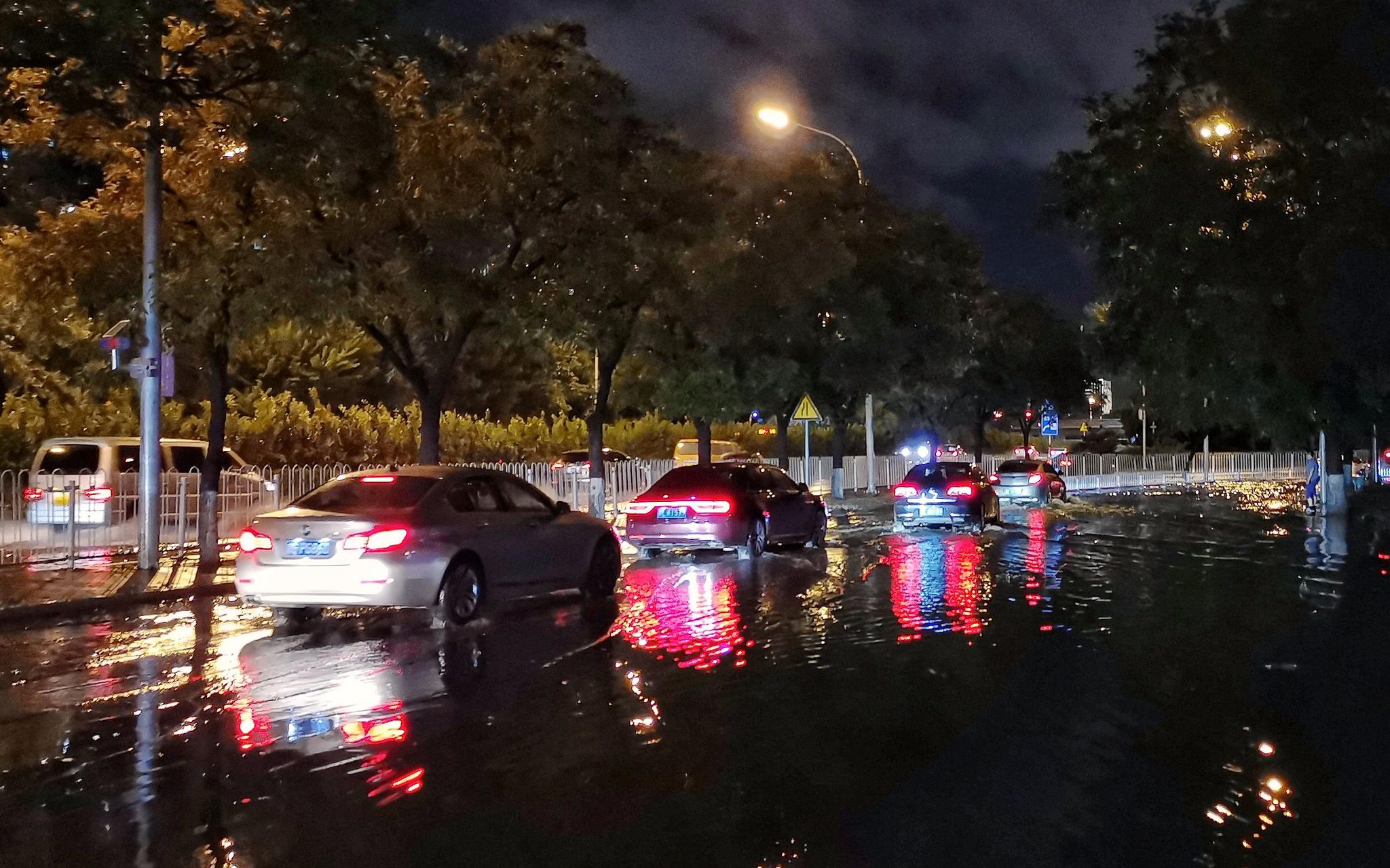 北京广渠门桥辅路内积水半米深有车辆熄火 交警到场