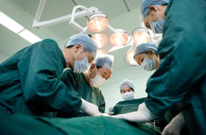 广州一男子鱼刺卡喉拖延3天 被扎破动脉不幸去世