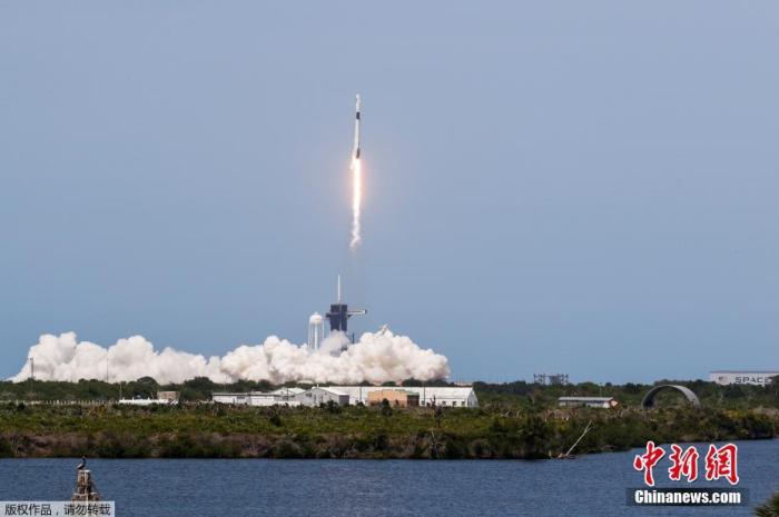 资料图:当地时间5月30日,美国宇航局(NASA)商业载人航空计划(CPP)的首次载人试航发射成功。