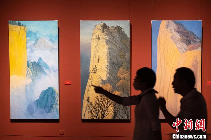 田学森尝试用西方油画的材料技法来描绘华山的精魂，油画语言的中国风格在他笔下悄然形成。　泱波 摄