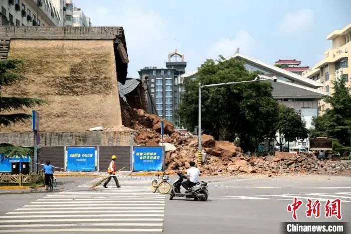 西安明秦王府城墙遗址修复珍爱砌体8日产生坍塌。张远 摄