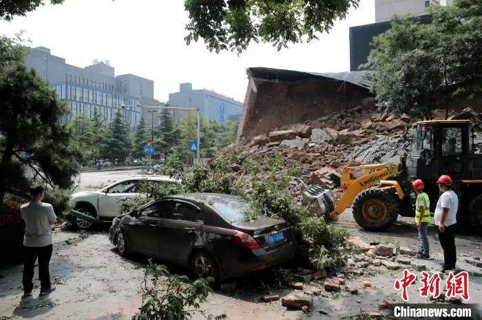 西安明秦王府城墙遗址修复珍爱砌体8日产生坍塌。张远 摄