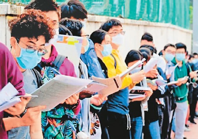 在今年香港中学文凭考试通识科考场外,考生正在复习。资料图片