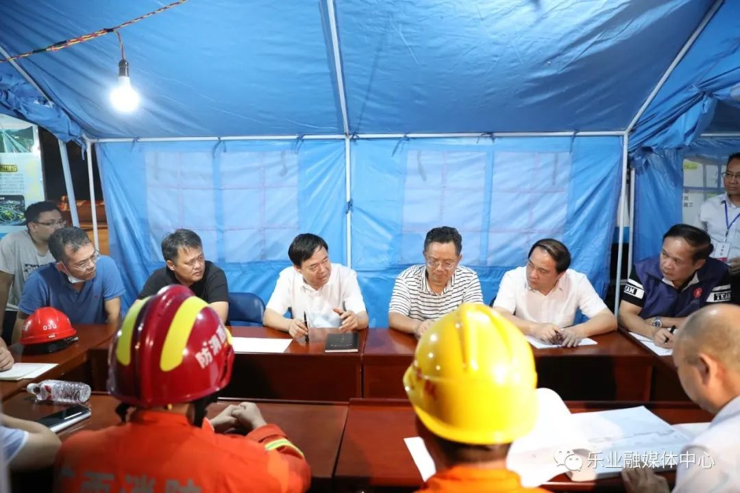 市、县领导对救援工作进行研究、部署