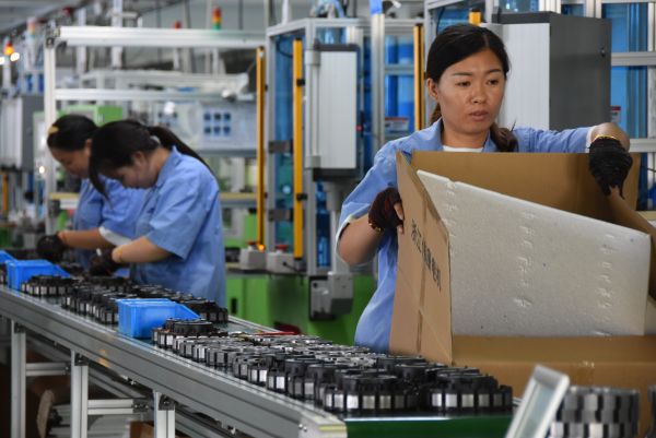 9月3日,在浙江湖州,一家目前产能满负荷运转的电机公司的车间工人正在作业。(郑梦雨 摄)