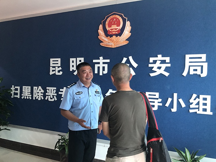 昆明市公安局扫黑办门口,图为蒋彪和同事。澎湃新闻记者 王万春 图