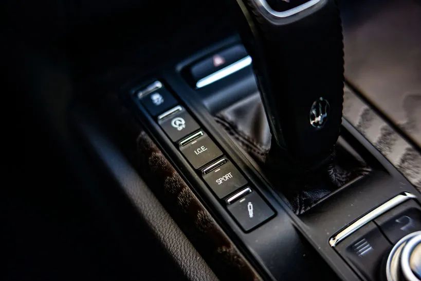 男人爱性能,女人更爱奢侈品,霸道总裁最懂你心