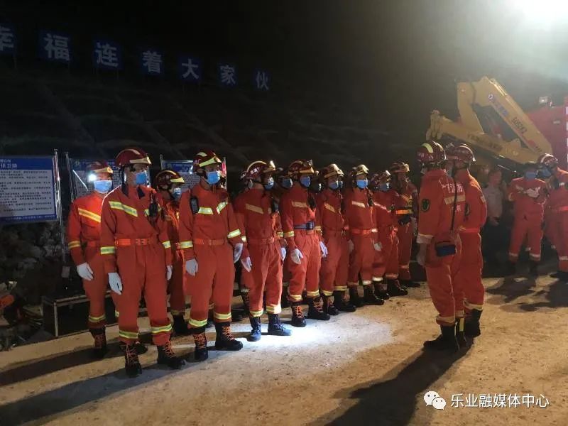 消防人员赶到现场准备开展救援