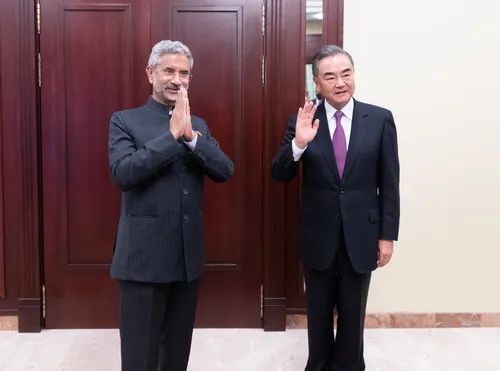 9月10日,王毅在莫斯科出席上海合作组织外长会期间会见印度外长苏杰生。图源:外交部官网