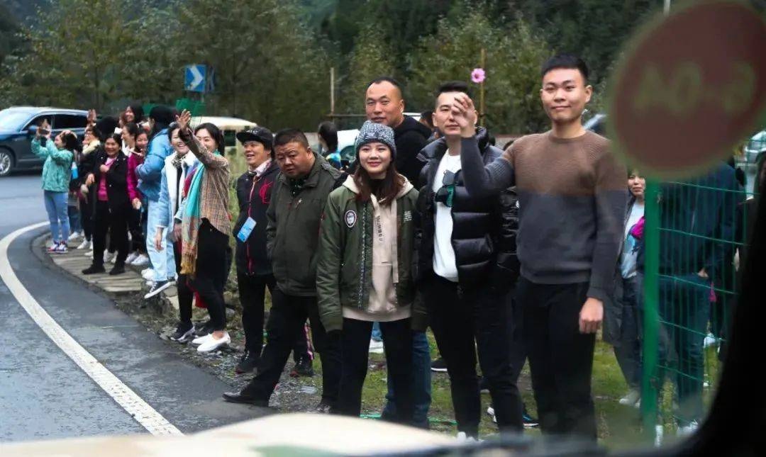 子弟兵所到之处,人民群众的敬礼太煽情了休闲区蓝鸢梦想 - Www.slyday.coM 子弟兵所到之处,人民群众的敬礼太煽情了休闲区蓝鸢梦想 - Www.slyday.coM